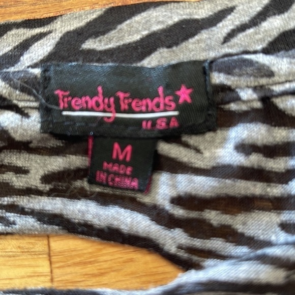 Trendy Trends Blk/Grey Animal Print Back Laser Cut Tee. Size M. P/66/A1523 - Picture 4 of 6